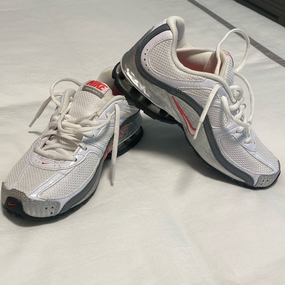Nikereax tennis shoes. Like new, excellent condition. Size 5.5